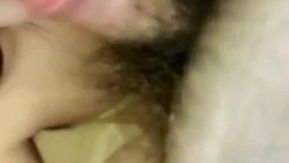 Une belle jeune mannequin avec de longues jambes, un beau visage et une silhouette blanche sexy. Un homme riche qui fait l'amour dans un hôtel se fait baiser si fort qu'elle gicle.