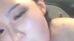 Une jolie fille coréenne a fait une pipe en plein air dans la voiture la nuit, avec un vibromasseur enfoncé dans la chatte puis un préservatif, gémissant et haletante