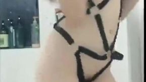 A monstrinha com figura diabólica e o irmão do namorado têm um caso no banheiro e têm uma conversa maravilhosa