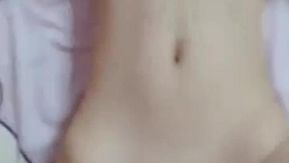 Une fille mince à la peau claire prend un selfie en gros plan de deux personnes en train de faire l'amour, se frottant la chatte rose, baisant et éjaculant à l'extérieur, ce qui est très tentant.
