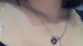 2人の巨乳痴女がソファで胸を触ったり、スカートをたくし上げたり、後ろから激しくファックしたりするのはとても魅力的です。
