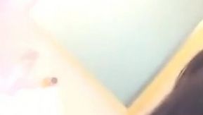 Una guapa chica delgada y culona se masturba en el baño