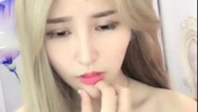 容姿も気質も良いアンカーは、小道具を使ってセクシーな黒い網タイツでオナニーし、偽JJを舐めたり突いたり誘惑したりする。