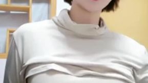 [Se filtró el presentador chino] La presentadora asiática le da sexo oral a su novio durante la transmisión de video en vivo y finalmente eyacula dentro de la boca, lo cual es más emocionante que las películas porno.