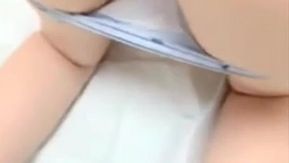 Les fesses d'une jolie fille sont baisées par sa meilleure amie à l'aide d'un dragon à deux têtes
