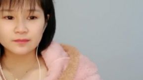見た目は清純だが中身はエッチで自分の胸を揉むのが好きなロリータ少女。