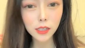 正妹一頭長髮賣弄風騷拿出按摩棒自慰無碼影片流出