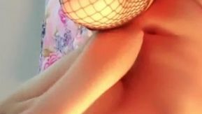 Des photos d'une étudiante très coquine en train de se brancher, de se masturber, de montrer son visage et de faire l'amour ont fuité