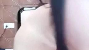Una chica de grandes pechos y buena figura lució lencería sexy para seducir a un hombre y tuvo sexo apasionado en la habitación.