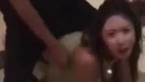 El servicio de la chica del karaoke es realmente bueno. No me canso de mi boca en la sala privada. Tengo que follarla en el baño.