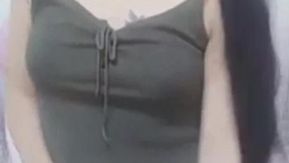 Presentadora guapa y de piel clara realiza transmisión en vivo de su penetración vaginal, tan hermosa