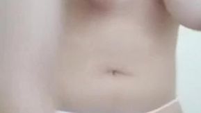 [Fuite d'une ancre chinoise] La fille innocente d'à côté se masturbe et montre sa silhouette élancée, sa chatte rose, se masturbe dans sa chatte, boit de l'eau et du jus blanc