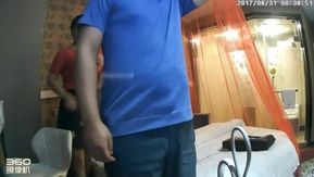 主题酒店：小哥不远万里到异地私会微信女网友见面就开操,一天竟狠狠操了4次