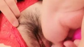 邻居铁柱出去打工了无意间看到他的小媳妇做这种直播赶紧给录下来晚上拿这个给她看不知道能不能上她床想想都刺激
