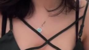 La putita que estudia actuación en Beijing y tiene sexo sexy con el amigo mensajero