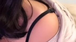 Aquela vagabunda de Pequim, o irmão mais novo dela está em viagem de negócios, então ela só pode se masturbar e brincar de ricochete em casa