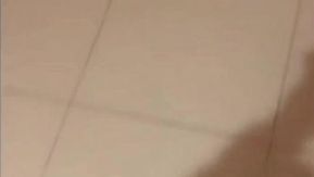 屌絲男和女砲友看電影中途到廁所用礦泉水洗完雞巴