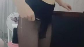 Une belle jeune femme au look de sœur royale et de déesse exhibe sa masturbation passionnée. Elle a un teint clair et peu de poils sur la chatte. Elle se masturbe la chatte très lascivement.