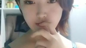 容姿端麗で可愛いショートヘアの女の子が大きな胸をさらけ出しマンコを広げてとてもピンク色で魅力的でした。