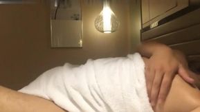 卒業して社会に出たばかりの清純美人女子大生が会社でアシスタントとして働いているが誘惑に抗えずセーラー服と黒ストッキングで部長とセックス 熱いセリフとエッチな1080P。元のバージョン。