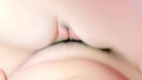 De jolies filles à la peau claire ont un grand show sexuel. Leurs gros culs blancs sexy sont montés sur le dessus et baisés durement par derrière. Si vous aimez ça, ne le manquez pas.