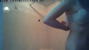 Mi novia y mi mejor amiga fueron fotografiadas en secreto duchándose en el baño. Ella tiene una apariencia súper buena y un vello púbico espeso y sexy.