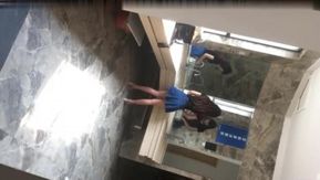倒閉網站流出賓館大廳女廁近距離偷拍兩個高顏值美女噓噓