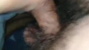 Pareja joven teniendo show sexual en casa, dando sexo oral, lamiendo fuerte a JJ, metiendo un vibrador en el coño, levantando las nalgas y follando por detrás
