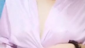 L'ancre mince et coquette Shanshan Yiduo se masturbe en s'appuyant sur le lit, se masturbe et insère son vagin