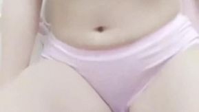 Épisode 2 : La fille pure et belle Xin Yiduo se masturbe. Elle a une silhouette claire et élancée. Elle se masturbe par la chatte.