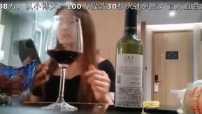 国家美人調査員は、ティエニウ兄弟が質の高い女の子と赤ワインを飲んでセックスする約束をしているところを密かに撮影した。