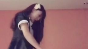 Série TS doméstica Tang Jiaqi em roupa de empregada ejacula homem musculoso, assoa a boca e esguicha leite em toda a boca