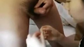 La sexy secretaria de largas piernas con medias negras sale del trabajo y se registra en una habitación de hotel con el gerente de la empresa para tener sexo con ella. Ella es encantadora y encantadora, tiene un par de hermosas piernas y definitivamente se la follarán mucho. !