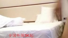 美しい女子大生は口技に熟練しており、激しく首を振っています〜男の子はとても嬉しくて、「パパに電話してください！」と叫びました。
