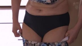 ブレーカーが故障して、暑さで開放的になった水著姿の弟嫁と汗だくでハメまくった2泊3日―。 蟬の鳴き聲も夏の暑さも掻き消す灼熱交尾―。 友田真希