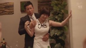 Quand je me suis réveillé, mon ex petit ami était devant moi... - Réunion de classe NTR - Une nuit d'une femme mariée infidèle oubliant son mari et couchant avec lui. Okuda Saki