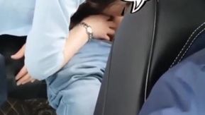 妻が車の中で激しいフェラをしたり、一人の男に乗っているのを見て、夫の心理的満足度は異なります！