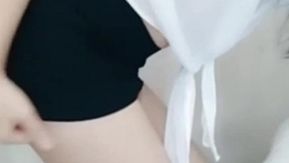 脚が長く気性の高い女神が、お尻を覆うミニスカートをゆっくり脱いで自慰行為をし、無毛マンコに挿入する大規模なオナニーショーを披露します。