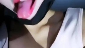 色白で美乳の女の子は飲みすぎて少しハイになったので、車の中で運転手と遊び始めました〜