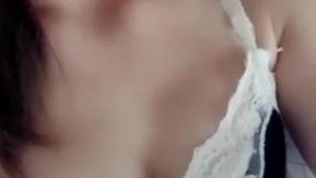 第 3 シーズンでは、純真そうな小さな虎歯の美女がベッドで胸を漏らし、放尿し、ピンク色の柔らかいマンコを見せびらかします。