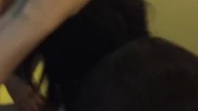 El novio de mi novia que tiene tan buena figura se la folla violentamente frente al espejo de cuerpo entero, dejándola ver lo sexy que es~