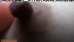 可愛いモデルは彼女の柔らかいマンコを偽のチンポで犯し、その音を聞くだけで私は興奮してしまいました。