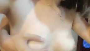 Fカップの巨乳混血少女は彼氏と情熱的なセックスをし、ボンデージと滴るワックスでBDSMプレイもします〜