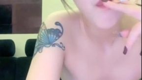 La inocente chica de ojos grandes no pudo soportarlo después de masturbarse, y la pareja sexual que encontró no era lo suficientemente fuerte, por lo que tuvo que masturbarse y montarlo ~
