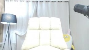 La coréenne a baisé sa chatte rapidement sur la chaise~ jusqu'à ce que ses seins vomissent des bulles~ Cette fois, elle était complètement nue