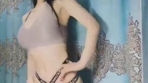 La belle et mince célébrité Internet Yoona prend un selfie ~ Elle lève ses jambes sur une chaise et se fait gifler avec un gode