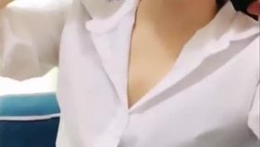 L'intrigue montre qu'une enseignante sexy en bas noirs a été suivie chez elle par un étudiant pervers et l'a finalement baisée ~