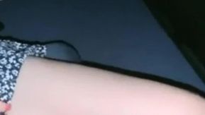 En la pantalla del cine, se ve a Mulan matando enemigos y follándose a extranjeros, mientras la chica sexy es follada por su novio sin condón en su asiento~