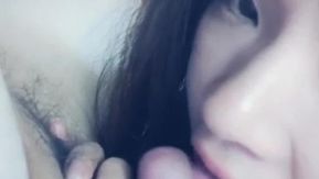 Uma linda garota de óculos viaja pelo país e fica com fãs. Ela fica com fãs e faz sexo apaixonado. O fã fode com tanta força que suas pernas ficam fracas.