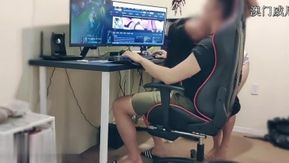El novio es adicto a los videojuegos y no juega con su novia. La hermosa novia seduce a su novio y se arrodilla para lamer a su novio que está jugando, provocando que tenga relaciones sexuales ~.
